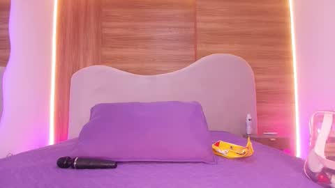 auroraa_miller online show from March 5, 3:04 am