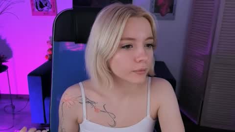 aurorawrenfield online show from December 22, 3:24 am