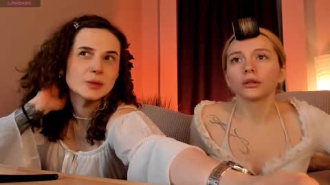 aurorawrenfield online show from March 26, 3:01 am