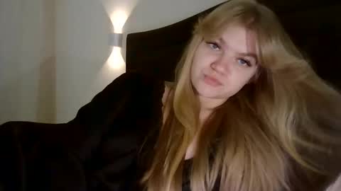 AuroraXRoses online show from November 12, 9:17 pm