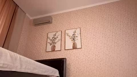 avelorialove online show from April 19, 9:54 am