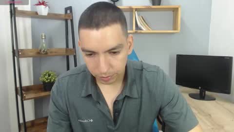 axel_stones_ online show from October 20, 1:49 pm