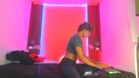 axelfox_ online show from February 25, 1:41 am