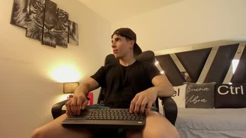 axelmartinezz online show from April 2, 8:49 pm