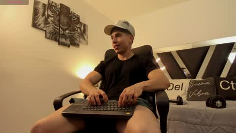 axelmartinezz online show from April 8, 11:08 pm