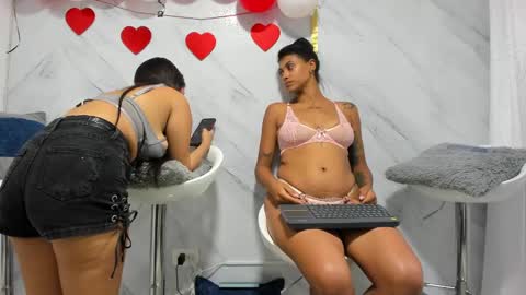 Snapshot of badgirls_000 chatting on February 18, 10:03 pm candy and dayan online show from February 18, 10:03 pm