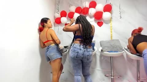 Snapshot of badgirls_000 chatting on February 20, 11:31 am candy and dayan online show from February 20, 11:31 am