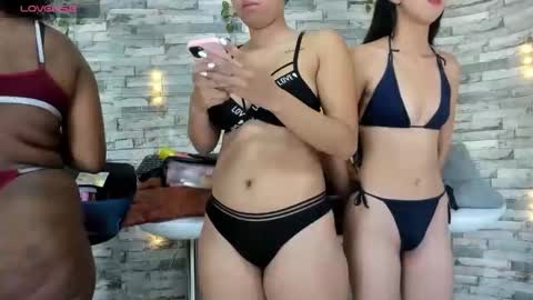 Snapshot of badgirls_000 chatting on September 29, 11:09 am candy and dayan online show from September 29, 11:09 am
