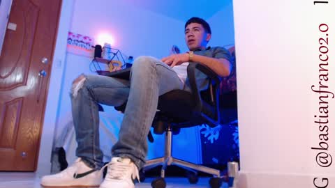 Bastian Independent Model online show from December 21, 5:36 am