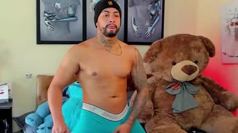 Snapshot of bastian_jones1 chatting on February 17, 5:12 pm bastian_jones1 online show from February 17, 5:12 pm