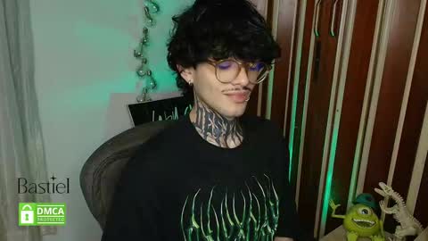 Snapshot of bastiel_ chatting on October 1, 1:59 am Bastiel online show from October 1, 1:59 am