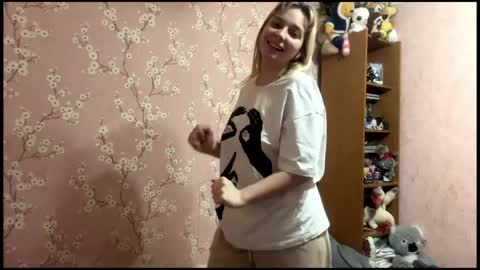 Mia online show from April 23, 3:35 pm