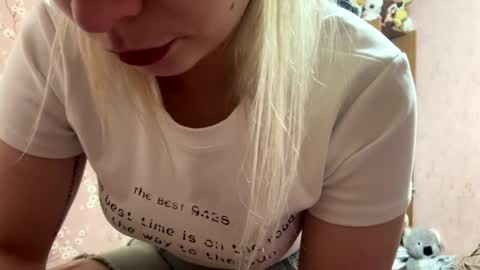 Mia online show from April 28, 4:22 pm