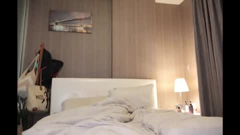 bee_thai online show from April 16, 9:39 pm