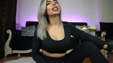 Snapshot of bella_blonda chatting on February 26, 6:04 pm Emma Bella online show from February 26, 6:04 pm