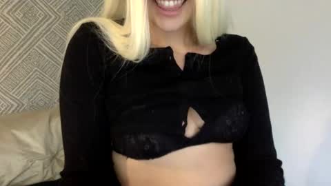 Snapshot of bella_bubble chatting on October 5, 8:16 pm bella_bubble online show from October 5, 8:16 pm