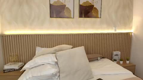 bella_millers online show from April 21, 1:53 am