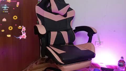 Your New Girlfriend online show from April 19, 1:12 pm