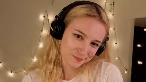 Hi Im NikaComing back online on Monday 3 online show from July 3, 4:23 pm