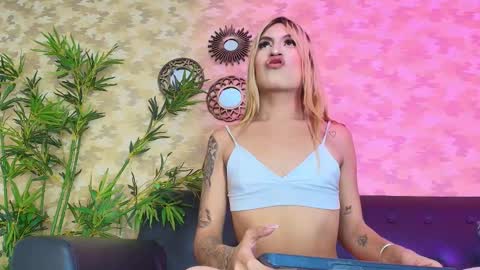 Snapshot of biancamonroe_ chatting on February 24, 4:15 pm Bianca online show from February 24, 4:15 pm