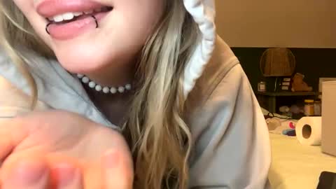 Ellie  online show from March 8, 4:27 am