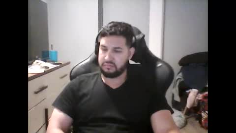 latinBoyHuge online show from December 16, 11:44 am