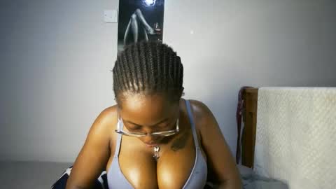 bigass001_ online show from November 24, 10:36 am