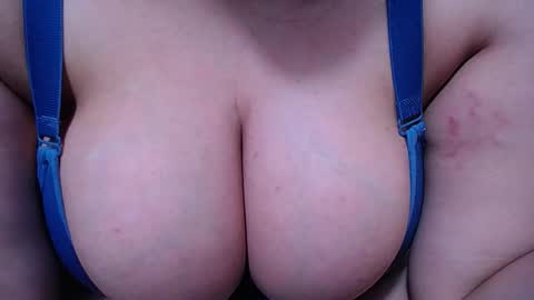 Snapshot of bigg_boobs_xxx chatting on October 15, 9:15 pm  Sunny   online show from October 15, 9:15 pm