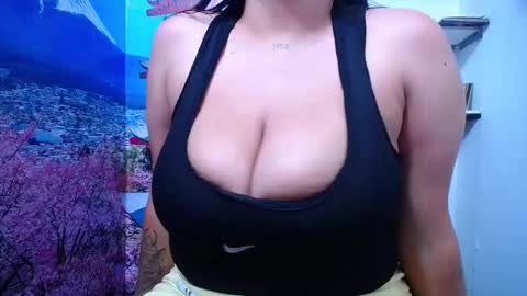 Snapshot of bigg_boobs_xxx chatting on March 10, 12:18 am  Sunny   online show from March 10, 12:18 am