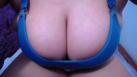 Snapshot of bigg_boobs_xxx chatting on October 12, 9:49 pm  Sunny   online show from October 12, 9:49 pm