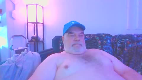 Snapshot of bigstuffbear chatting on February 18, 10:16 am bigstuffbear online show from February 18, 10:16 am