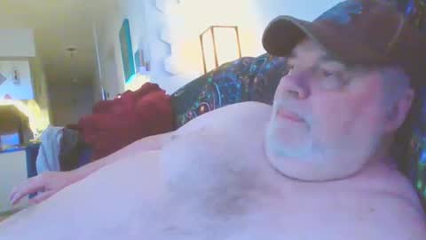 Snapshot of bigstuffbear chatting on February 11, 10:25 am bigstuffbear online show from February 11, 10:25 am