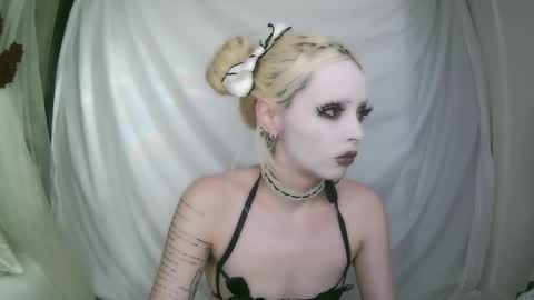 vampire fang  online show from February 6, 11:18 pm