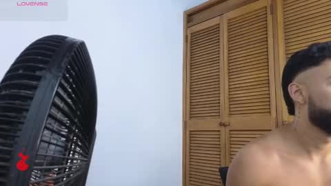 blade_miller_ online show from May 31, 6:09 pm