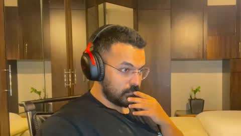 Leo online show from December 5, 5:11 pm