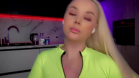 Snapshot of blond_diamond chatting on January 25, 4:35 pm Lana online show from January 25, 4:35 pm