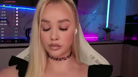 Snapshot of blond_diamond chatting on September 23, 11:59 am Lana online show from September 23, 11:59 am