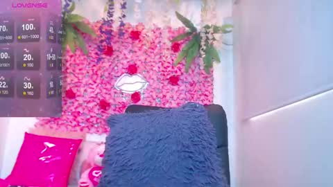 blonde_squirt_ online show from February 12, 3:37 pm