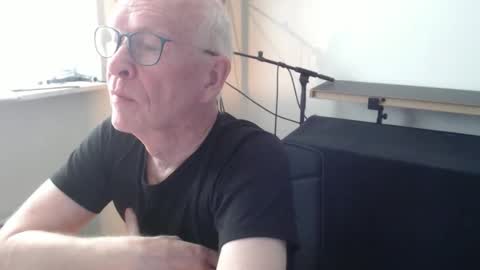 Snapshot of blueeyesn8 chatting on October 9, 8:09 am blueeyesn8 online show from October 9, 8:09 am