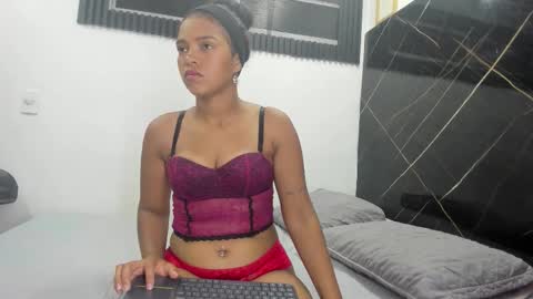 bonniee_27 online show from December 1, 7:23 pm