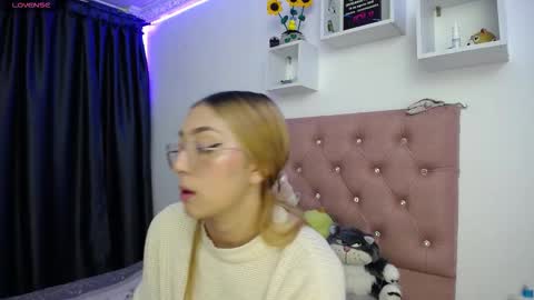 Soffy Brooks Independent model online show from September 18, 7:23 am