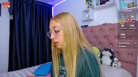 Soffy Brooks Independent model online show from November 20, 5:39 am