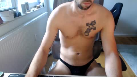 boy_t0y89 online show from July 3, 5:45 am