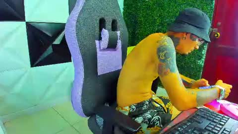 boy_tatto77 online show from July 25, 4:54 am