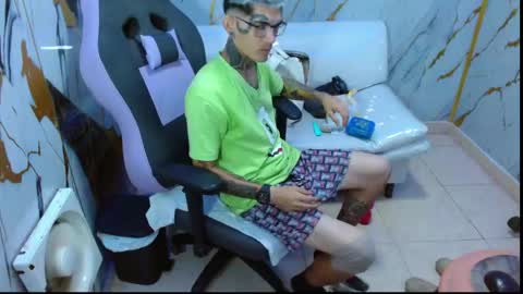 boy_tatto77 online show from February 22, 7:38 pm