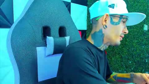 boy_tatto77 online show from March 22, 12:42 pm