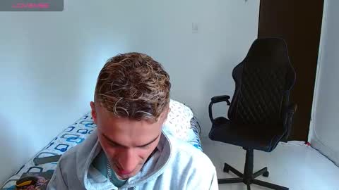 Snapshot of bray_hotboy chatting on October 12, 3:48 pm Bray Hotboy online show from October 12, 3:48 pm