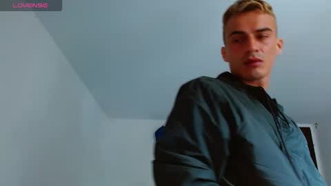 Snapshot of bray_hotboy chatting on October 11, 3:37 pm Bray Hotboy online show from October 11, 3:37 pm