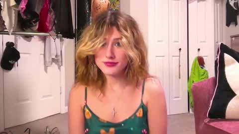 Snapshot of briadominick chatting on December 4, 7:00 am Brianna3 online show from December 4, 7:00 am