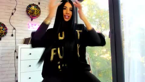 Snapshot of britney_charm chatting on October 17, 6:06 am britney_charm online show from October 17, 6:06 am